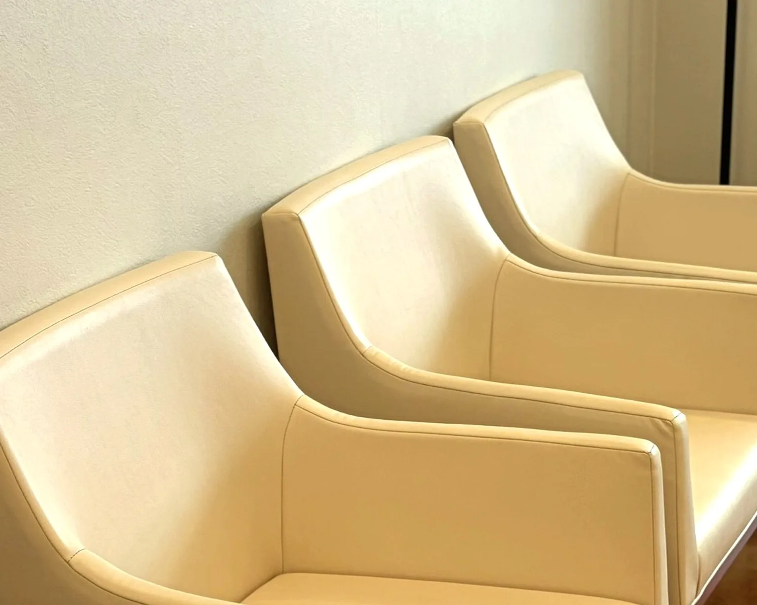 i DENTAL CLINIC 元住吉の明るい待合スペース